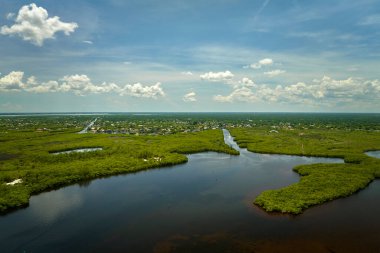 Okyanus suları arasında yeşil bitki örtüsü olan Florida sulak alanlarının havadan görünüşü. Birçok tropikal türün doğal yaşam alanı.