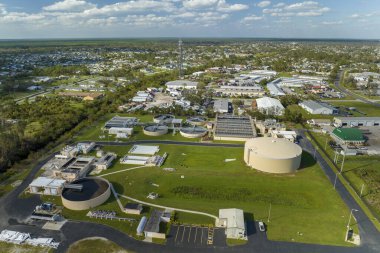 Şehrin atık su temizleme tesisindeki su arıtma fabrikasının havadan görüntüsü. İstenmeyen kimyasalların, askıya alınmış katı maddelerin ve gazların kirlenmiş sıvılardan çıkarılması süreci.