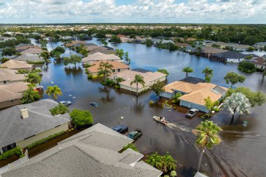 Debby Kasırgası 'ndan sonra doğal afeti sel bastı. Sel basmış caddede yüzen tekne, tropikal fırtına yağış sularıyla çevrili. Sarasota, Florida yerleşim bölgesindeki evler..