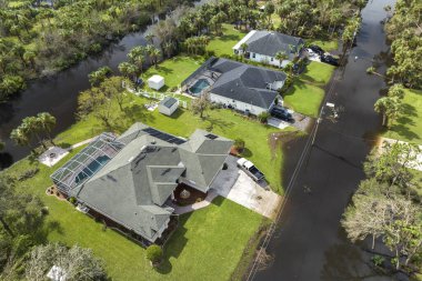 Doğal afet sonrası. Etrafı Ian Kasırgası ile çevrili sel suları Florida yerleşim bölgesindeki evleri sarıyor.