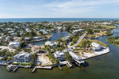 Kırsal ABD banliyölerindeki Amerikan rıhtım evleri. Florida 'nın güneybatısındaki Gasparilla Adası' ndaki küçük Boca Grande kasabasındaki büyük yerleşim yerlerinin manzarası.