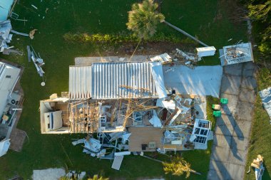 Florida 'nın güneybatı bölgesindeki Ian kasırgasından sonra ağır hasar görmüş mobil evler. Doğal afetin sonuçları..