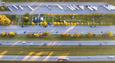 Yoğun Amerikan otoyolunun yanındaki traktör römorkları için büyük bir park yeri. Kargo konsepti taşınıyor.