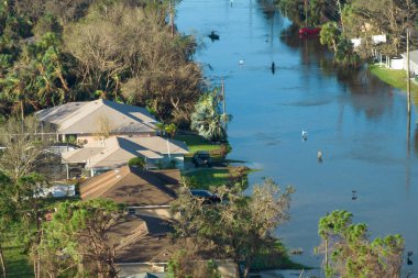 Doğal afetin sonuçları. Florida yerleşim bölgesinde sağanak yağıştan sonra yerleşim yerlerini çevreleyen yüksek su baskınları.