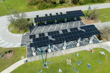 Yeşil ekolojik elektrik üretmek için otoparkın tepe örtüsüne monte edilen rüzgar fotovoltaik güneş panellerinden hasar gördü. Florida, ABD 'de doğal afet sonuçları.