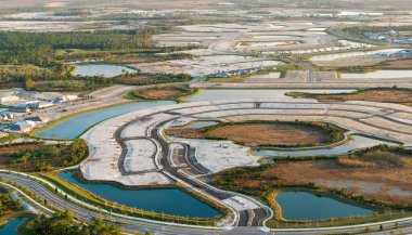 ABD 'de emlak piyasasının gelişimi. Amerikan kırsal kesiminde hazırlanmış topraklarda inşa ekipmanlarıyla büyük bir inşaat alanının havadan görüntüsü.