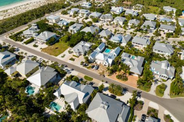 Florida 'nın güneybatısındaki yeşil palmiye ağaçları arasında pahalı malikaneler. Zengin sahil manzaralı bir yer..