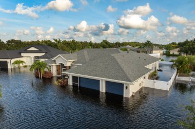 Florida yerleşim bölgesindeki kasırga yağmur sularından evleri su basmış. ABD 'nin güneyindeki doğal afet sonrası.