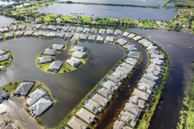 Debby Kasırgası yüzünden Florida 'da sel baskını. Sarasota 'da sel sularıyla çevrili yerleşim yerlerindeki banliyö evleri. Doğal afetten sonra.