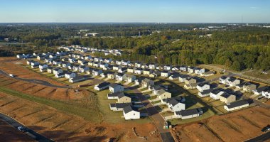 Güney Carolina 'nın banliyö bölgesinde yeni evler inşa etmek için zemin hazırlandı. Büyüyen Amerikan banliyöleri kavramı.