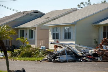 Florida gezici ev bölgesindeki kasırga evlerinin yol kenarındaki enkaz yığınları ağır hasar gördü. Doğal afetin sonuçları..