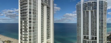 Pahalı otelleri ve Atlantik Okyanusu kıyısındaki apartman binalarıyla Sunny Isles Beach 'in yüksek açılı manzarası. Güney Florida 'daki Amerikan turizm altyapısı.