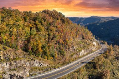 Sonbahar mevsiminde Kuzey Carolina Appalachian dağlarında otoyol. Araç trafiğinin hızlı geçmesi için çevre yolları.