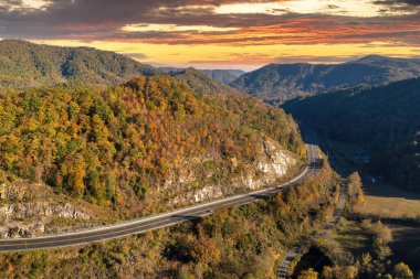 ABD 'de otoyol. Hızlı sürüş arabaları olan Amerikan otoyolu. Kuzey Carolina Appalachian dağlarında ulaşım altyapısı.