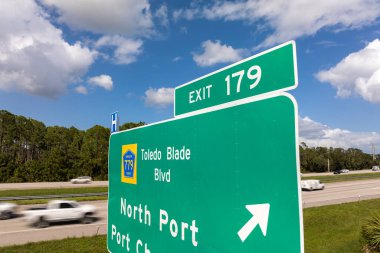 Florida, ABD 'de otoyol çıkışı tabelası. I-75 karayolu Kuzey Limanı ve Charlotte Limanı yönüyle kesişiyor..
