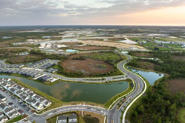 Geniş yerleşim alanı. Florida 'da ev yapımı için hazır yeni banliyöler. ABD 'de emlak piyasası.