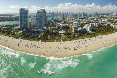 Yüksek lüks otelleri, apartmanları ve kumlu sahili olan Miami Beach şehri. Güney Florida, ABD 'de yüksek açılı turizm altyapısı.