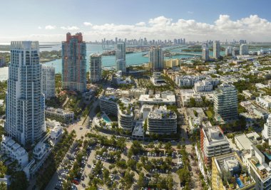 Yüksek lüks otelleri ve apartmanları olan Miami Beach City. Güney Florida, ABD 'de yüksek açılı turizm altyapısı.