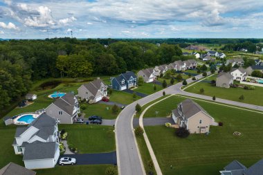 New York, Rochester 'daki banliyö yerleşim evleri. Düşük yoğunluklu, taşradaki iki katlı özel evler. ABD 'de konut piyasası.