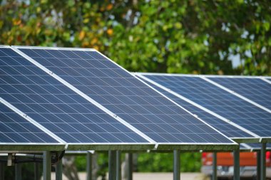 Otoparkın yakınına temiz elektrik üretimi için güneş panelleri yerleştirildi. Fotovoltaik teknoloji elektrikli araba şarjı için kentsel altyapıya entegre edildi.