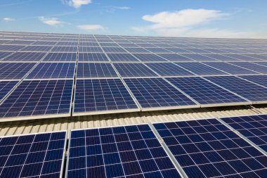 Çatıya temiz ekolojik elektrik enerjisi üretmek için güneş fotovoltaik panelleri yerleştirildi. Sıfır emisyon kavramı ile yenilenebilir elektrik.