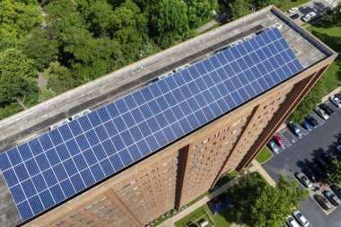 Temiz ekolojik elektrik enerjisi üretmek için konut binasının tepesine güneş fotovoltaik panelleri yerleştirildi. Sıfır emisyon kavramı ile yenilenebilir elektrik.