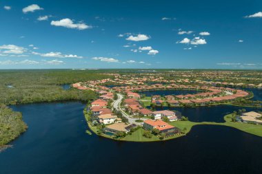 Etrafı Ian Kasırgası ile çevrili sel suları Florida yerleşim bölgesindeki evleri sarıyor. Doğal afetten sonra.
