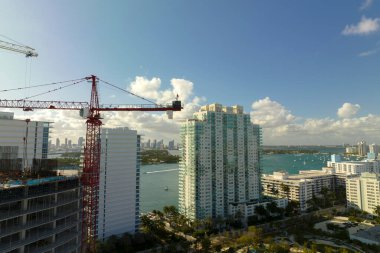 Yüksek konutlu inşaat alanındaki vinçler kaldırılıyor. Miami 'de gayrimenkul geliştirme.