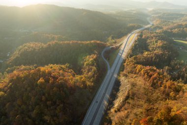 Yoğun Amerikan otoyolunun yakınındaki yoğun trafiği olan araba ve kamyonlar için park alanının üstünden görüntü. Eyaletler arası seyahat için Appalachian dağlarında eğlence yeri.