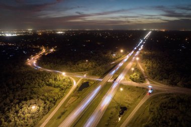 Gün batımında hızlı giden arabalarla Florida, ABD 'de geniş çoklu yol kavşağı. Amerikan ulaşım altyapısının üstü..