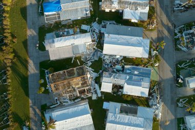 Kasırga sonrası özel evlerde rüzgar hasarı Florida 'daki mobil evler arasında yayıldı. Doğal afetin sonuçları..