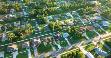 Küçük bir kasabada araba süren kırsal sokak trafiğinin hava görüntüsü. Florida 'da sakin yerleşim bölgesinde özel evleri olan Amerikan banliyö manzarası