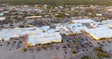Port Charlotte, Florida 'da büyük müşteri otoparkı olan bir alışveriş merkezi. ABD perakende ve ulaşım altyapısı. Park halindeki arabalarla şehir trafiği.