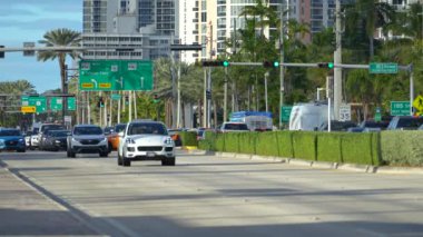 Trafik sıkışıkken Florida caddesinde giden arabalar..