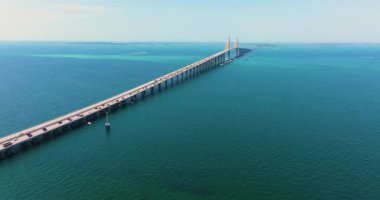 Florida 'daki Tampa Körfezi üzerinde Sunshine Skyway Köprüsü' nde araba sürüyor. Amerika 'da ulaşım altyapısı.