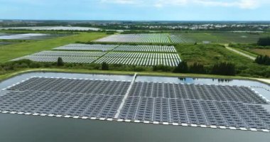 Temiz elektrik enerjisi üretmek için yüzen fotovoltaik güneş panelleri olan sanayi göleti. Su yüzeyinde hava kirliliği olmayan yenilenebilir elektrik kavramı.