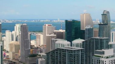 Miami Brickell, Florida, ABD. Şehir merkezindeki beton ve cam gökdelen binalar. Güneşli bir günde iş dünyasının finans bölgesiyle Amerikan megapolis 'i.