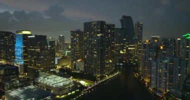 Miami Brickell, Florida, ABD. Şehir merkezindeki parlak, parlak gökdelen binaların gece manzarası. Ticari finans bölgesiyle Amerikan megapolis.