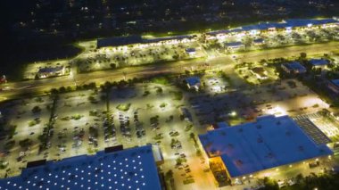 Gece vakti alışveriş merkezleri, yanan Amerikan yolu ve Kuzey Port, Florida 'da araba kullanma. ABD 'nin perakende ve ulaştırma altyapısının üzerinden görüntüle
