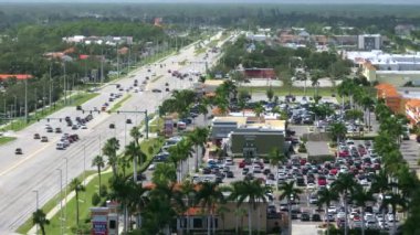 Alışveriş merkezleri, alışveriş merkezleri ve Kuzey Port, Florida 'da sürüş arabaları olan Amerikan otoyolu. ABD perakende ve ulaşım altyapısı.