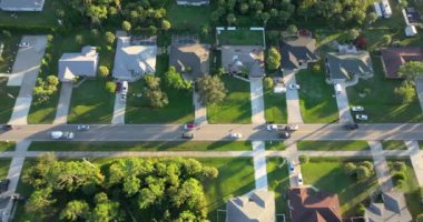 Florida, North Port 'ta araba kullanan küçük bir kasaba. Sakin yerleşim bölgesinde özel evleri olan Amerikan banliyö manzarası