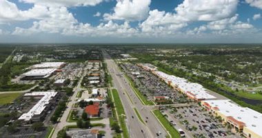 Alışveriş merkezlerinde trafik yoğunluğu ve Florida, North Port 'taki küçük işletmelerde. ABD ulaştırma ve perakende altyapı kavramı.