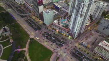 Florida, ABD 'de Miami Brickell şehir merkezi manzarası. Yüksek gökdelen binaları ve modern Amerikan megapolis trafiği olan bir cadde..