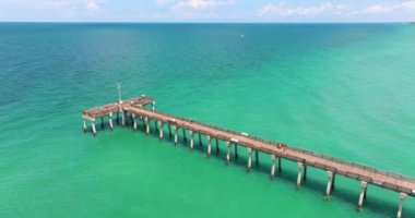 Venedik, Florida. Deniz kenarındaki yaz etkinlikleri. Balıkçı iskelesinde tatil yapan turistlerin hava manzarası.