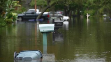 Florida yerleşim bölgesindeki su basmış cadde. Tehlikeli sürüş koşulları. Kasırga doğal felaketinin sonuçları.