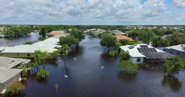 Debby Kasırgası yüzünden Florida 'da sel baskını. Sarasota 'daki sel sularıyla çevrili Laurel Meadows yerleşim bölgesindeki banliyö evleri. Doğal afetten sonra.
