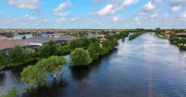 Debby Kasırgası, Florida yerleşim bölgesindeki şehir caddesini sular altında bıraktı. Doğal afetin sonuçları.