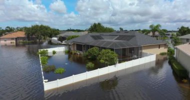 Florida, ABD 'deki yerleşim birimlerinde kasırga evleri sular altında bıraktı. Doğal afetten sonra.