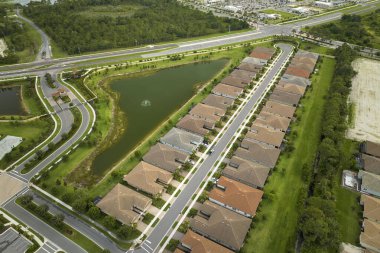 Florida 'daki kapalı yaşam kulüplerinin hava manzaralı evleri. Amerikan banliyölerinde emlak gelişimine örnek olarak aile evleri.