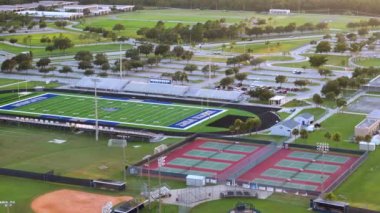 Florida, North Port 'taki açık hava spor tesislerinin havadan görüntüsü. Amerikan futbol stadyumu, tenis kortu ve beyzbol elmas spor altyapısı.